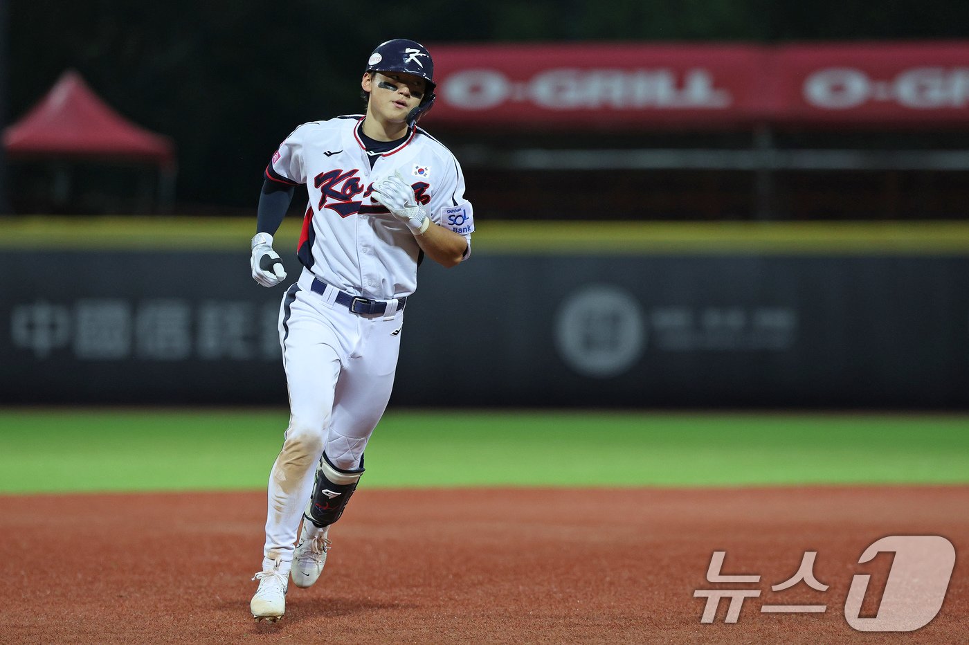 14일&#40;현지시간&#41; 오후 대만 타이베이시 톈무 야구장에서 열린 2024 WBSC 프리미어12 B조 예선 대한민국과 쿠바의 경기, 7회말 대한민국 공격 1사 상황에서 대한민국 김도영이 솔로홈런을 친 뒤 홈을 향해 달리고 있다. 2024.11.14/뉴스1 ⓒ News1 장수영 기자