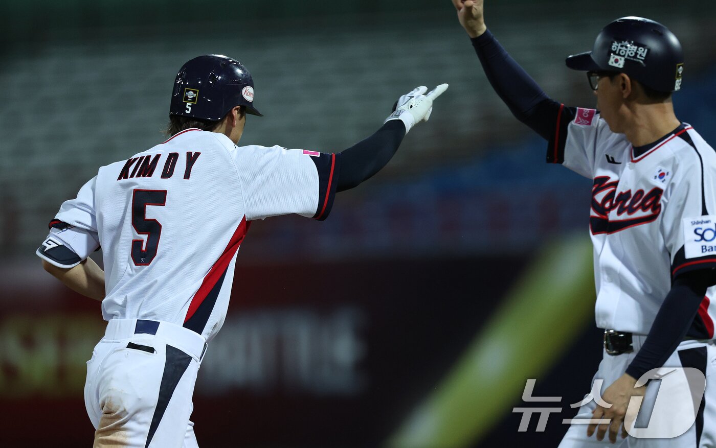 본문 이미지 - 14일&#40;현지시간&#41; 오후 대만 타이베이시 톈무 야구장에서 열린 2024 WBSC 프리미어12 B조 예선 대한민국과 쿠바의 경기, 7회말 대한민국 공격 1사 상황에서 대한민국 김도영이 솔로홈런을 친 뒤 홈을 향해 달리고 있다. 2024.11.14/뉴스1 ⓒ News1 장수영 기자