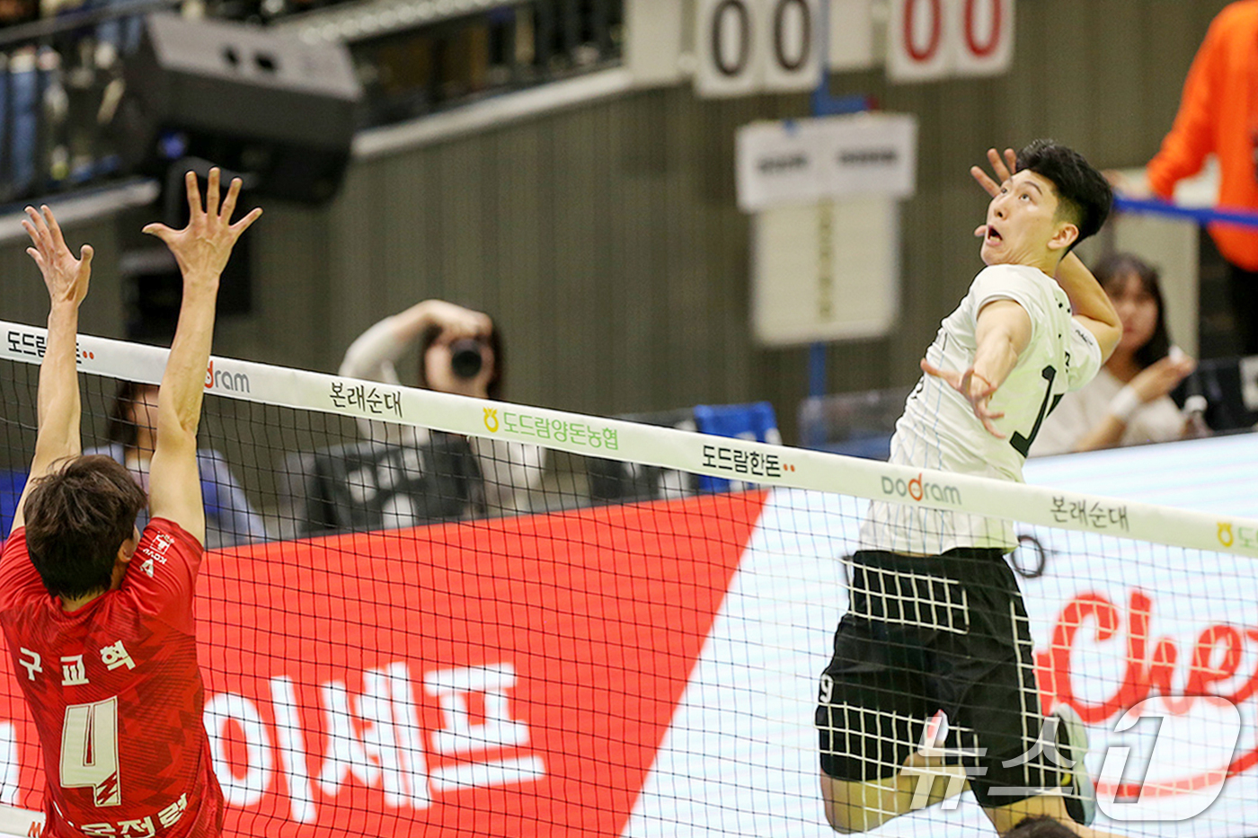 (서울=뉴스1) 민경석 기자 = 14일 오후 경기도 수원시 실내체육관에서 열린 프로배구 '도드람 2024-2025 V-리그' 한국전력과 현대캐피탈의 경기에서 현대캐피탈 신펑이 공격 …