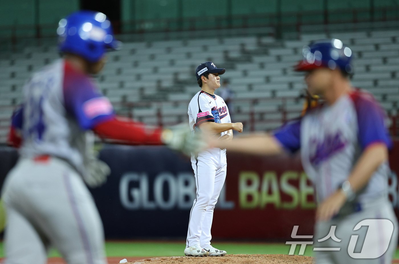본문 이미지 - 14일&#40;현지시간&#41; 오후 대만 타이베이시 톈무 야구장에서 열린 2024 WBSC 프리미어12 B조 예선 대한민국과 쿠바의 경기, 8회초 쿠바 공격 무사 1루 상황에서 대한민국 김택연이 쿠바 비날레스에게 백투백 홈런을 허용하자 아쉬워하고 있다. 2024.11.14/뉴스1 ⓒ News1 장수영 기자
