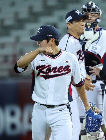 14일&#40;현지시간&#41; 오후 대만 타이베이시 톈무 야구장에서 열린 2024 WBSC 프리미어12 B조 예선 대한민국과 쿠바의 경기, 8회초 쿠바 공격 무사 1루 상황에서 대한민국 김택연이 쿠바 비날레스에게 백투백 홈런을 허용한 뒤 마운드에서 내려오고 있다. 2024.11.14/뉴스1 ⓒ News1 장수영 기자