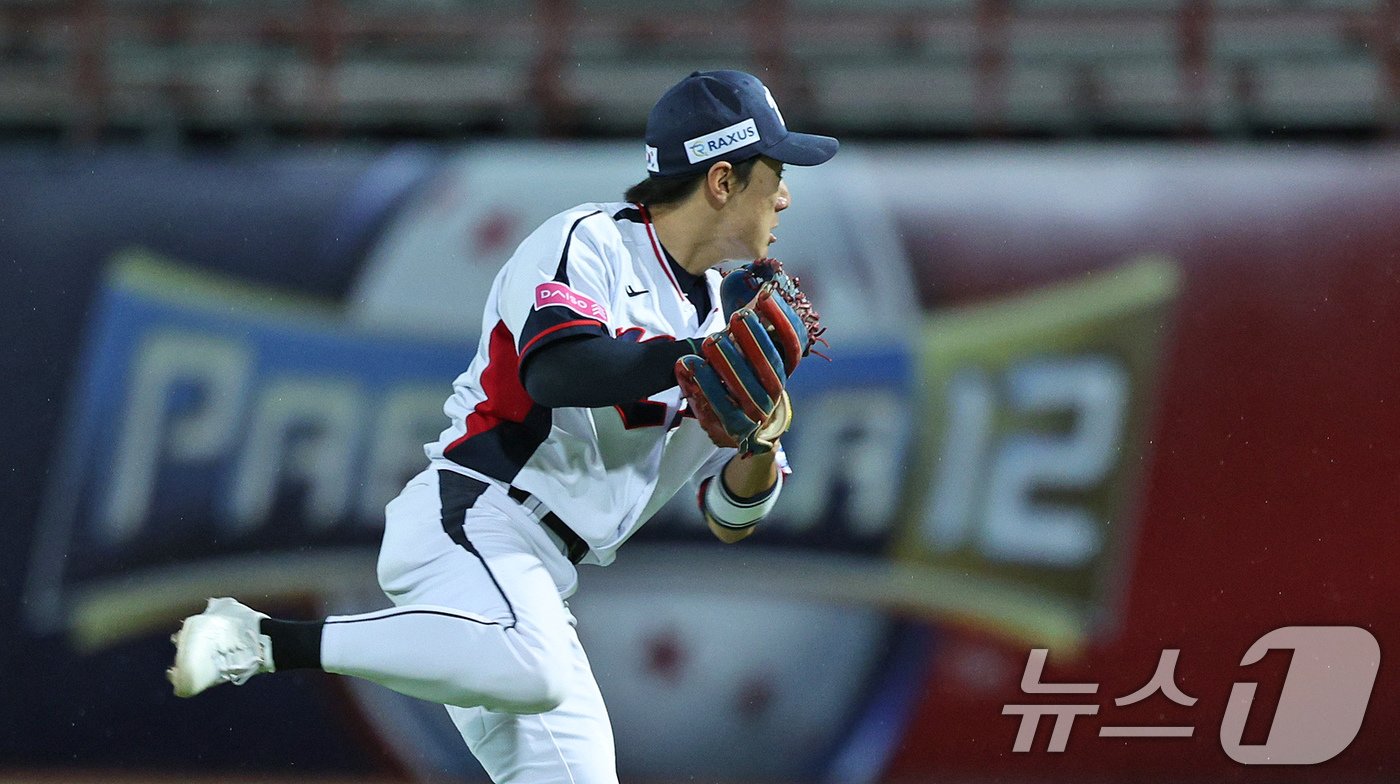 14일&#40;현지시간&#41; 오후 대만 타이베이시 톈무 야구장에서 열린 2024 WBSC 프리미어12 B조 예선 대한민국과 쿠바의 경기, 7회초 쿠바 공격 2사 만루 상황에서 대한민국 2루수 신민재가 이영하의 글러브를 맞고 빠진 공을 잡아 1루를 향해 송구 하고 있다. 2024.11.14/뉴스1 ⓒ News1 장수영 기자