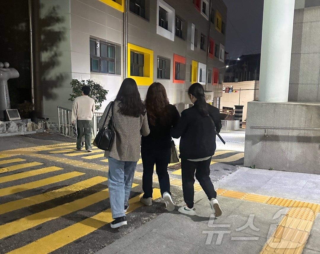 본문 이미지 - 2025학년도 대학수학능력시험(수능)을 치른 중증 시각장애인 수험생들이 학부모 팔짱을 끼고 고사장을 나오고 있다. 2024.11.14 / 뉴스1 홍유진 기자