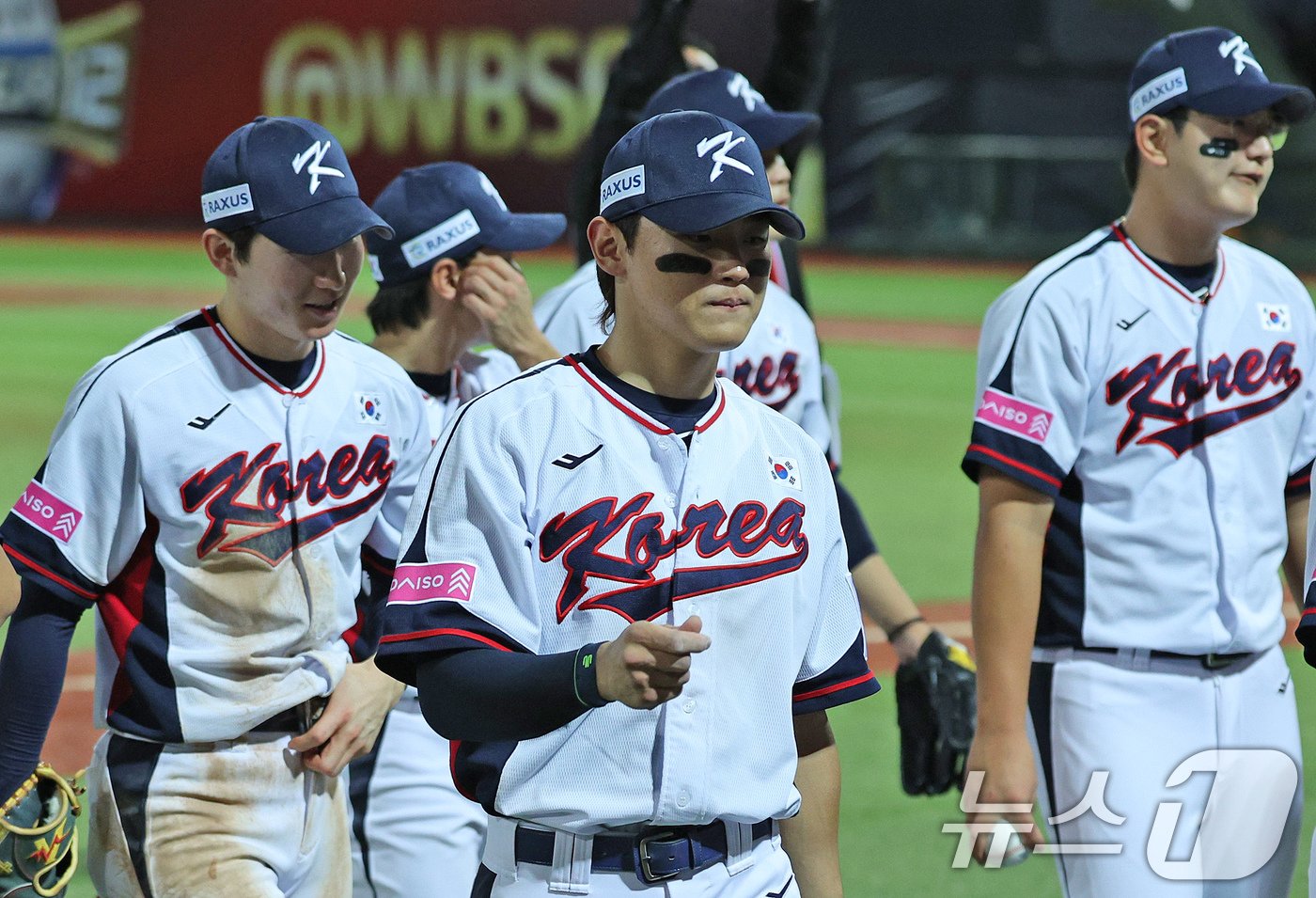 14일&#40;현지시간&#41; 오후 대만 타이베이시 톈무 야구장에서 열린 2024 WBSC 프리미어12 B조 예선 대한민국과 쿠바의 경기에서 8대 4.로 승리한 대한민국 김도영 등 선수들이 기뻐하며 경기장을 나서고 있다. 2024.11.14/뉴스1 ⓒ News1 장수영 기자