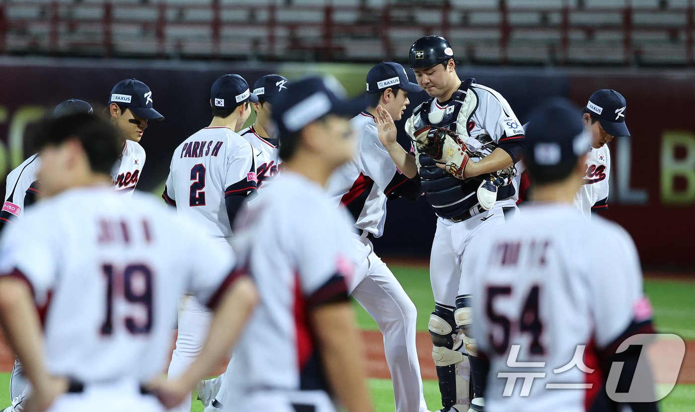 14일&#40;현지시간&#41; 오후 대만 타이베이시 톈무 야구장에서 열린 2024 WBSC 프리미어12 B조 예선 대한민국과 쿠바의 경기에서 8대 4.로 승리한 대한민국 선수들이 기뻐하고 있다. 2024.11.14/뉴스1 ⓒ News1 장수영 기자