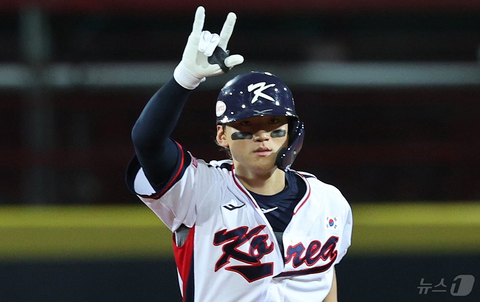 본문 이미지 - 14일&#40;현지시간&#41; 오후 대만 타이베이시 톈무 야구장에서 열린 2024 WBSC 프리미어12 B조 예선 대한민국과 쿠바의 경기, 2회말 대한민국 공격 2사 만루 상황에서 김도영이 만루홈런을 친 뒤 홈을 향해 달리고 있다. 2024.11.14/뉴스1 ⓒ News1 장수영 기자