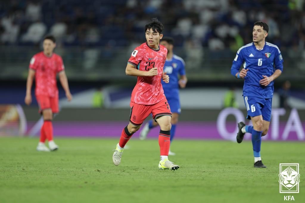 본문 이미지 - 14일 오후(현지시각) 쿠웨이트 자베르 알아흐마드 국제경기장에서 열린 2026 국제축구연맹(FIFA) 북중미 월드컵 아시아 3차 예선 B조 5차전 대한민국과 쿠웨이트의 경기, 이번 원정 2연전 A대표팀에 깜짝 발탁된 이현주가 후반 교체 출전해 데뷔전을 갖고 있다. (대한축구협회 제공) 2024.11.15/뉴스1 ⓒ News1 김진환 기자