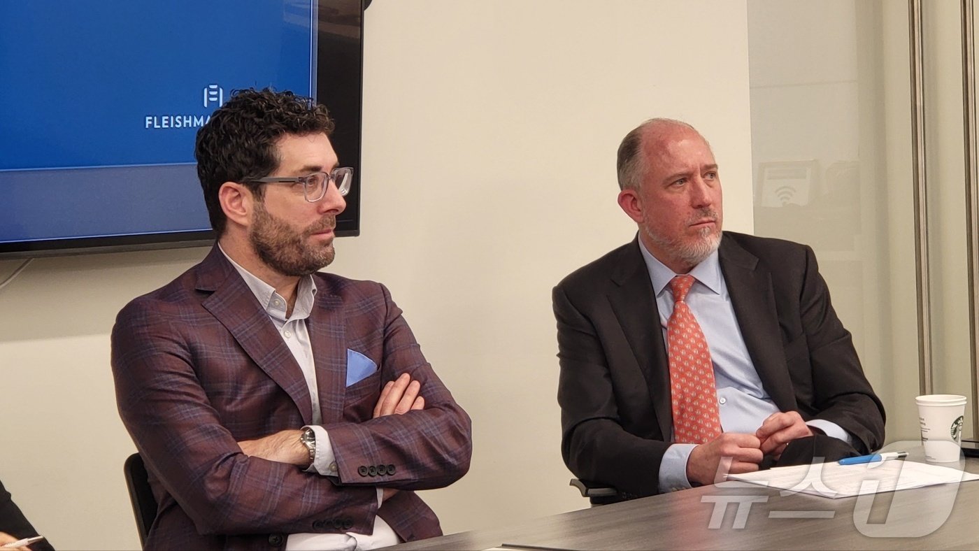 본문 이미지 - 13일(현지시간) 미국 워싱턴DC에서 한국무역협회 주최로 열린 '트럼프 2.0 시대: 워싱턴 전망 및 한국 기업의 PA(Public Affairs, 대관) 커뮤니케이션 전략'세미나에서 마이클 슈밋 플레시먼힐러드 수석부사장과 존 로너건 머큐리 파트너가 질의응답에 답변하고 있다.