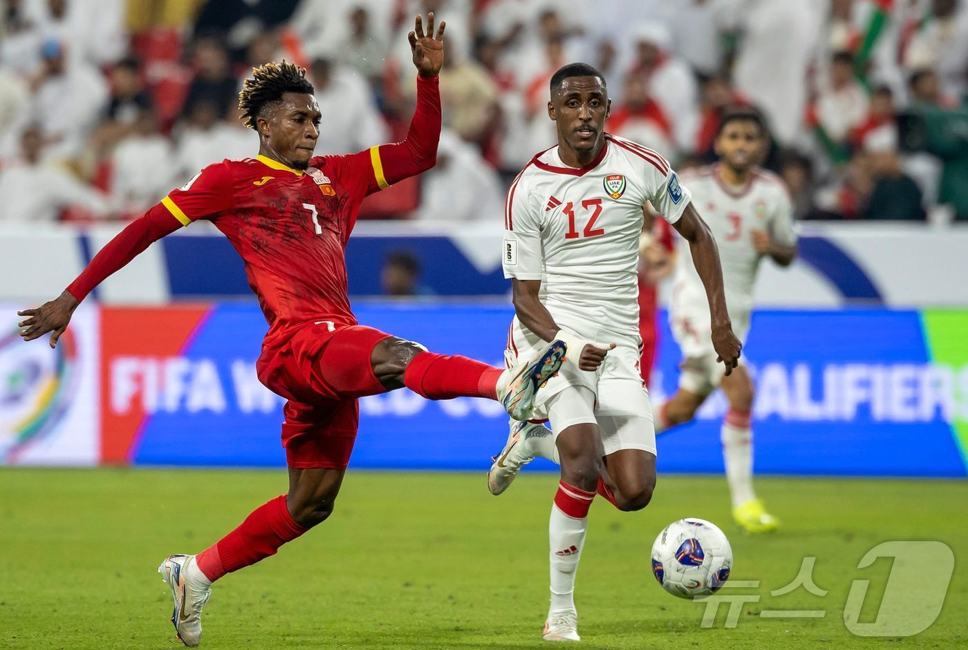 본문 이미지 - 파울루 벤투 감독이 이끄는 UAE가 15일(한국시간) 키르기스스탄을 꺾고 2026 북중미 월드컵 아시아지역 3차 예선 A조 3위에 자리했다. ⓒ AFP=뉴스1