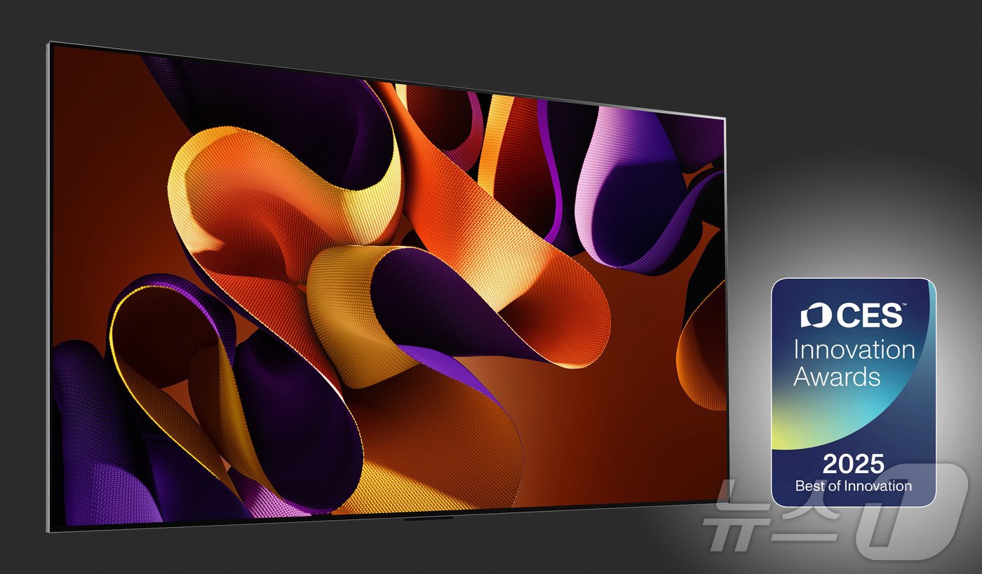본문 이미지 - LG전자의 혁신 제품과 서비스가 내년 초 열리는 CES 2025 개막에 앞서 美 소비자기술협회(CTA)로부터 최고 혁신상을 비롯, CES 혁신상을 대거 수상했다. 사진은 3년 연속 CES 최고 혁신상을 수상한 'LG 올레드 TV'.(LG전자 제공) ⓒ News1 한재준 기자