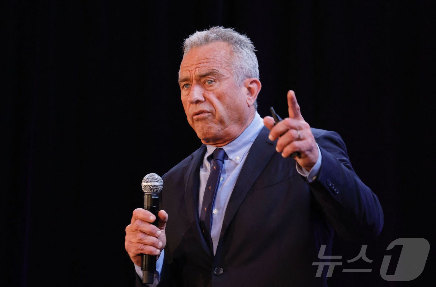 본문 이미지 - 대선 후보였던 로버트 F 케네디 주니어가 지난 5월 1일 뉴욕에서 기자회견을 하고 있다. 도널드 트럼프 대통령 당선인은 14일 &#40;현지시간&#41; 보건복지 장관에 백신 음모론자로 알려진 로버트 F 케네디 주니어를 지명했다. 2024.11.15 ⓒ AFP=뉴스1 ⓒ News1 우동명 기자