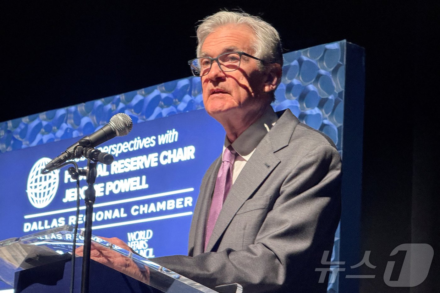 본문 이미지 - 제롬 파월 미국 연방준비제도&#40;Fed·연준&#41; 의장이 14일 &#40;현지시간&#41; 텍사스주 댈러스에서 열린 행사에 참석해 “도널드 트럼프 대통령 당선인의 정책이 경제에 어떤 의미일지 지켜볼 시간이 있다” 고 말하고 있다. 2024.11.15 ⓒ 로이터=뉴스1 ⓒ News1 우동명 기자
