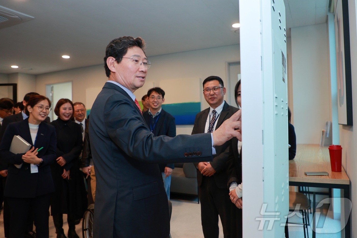 이상일 시장이 14일 기흥구 영덕동 &#39;소공인 스타트업 허브&#39;에서 시설을 살펴보고 있다.&#40;용인시 제공&#41;