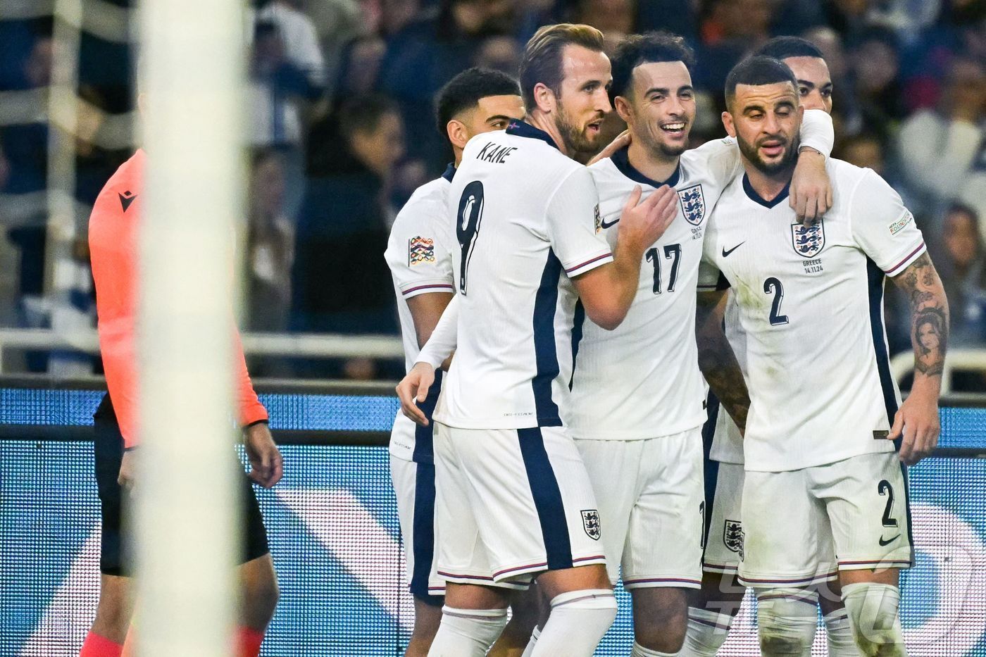 본문 이미지 - 잉글랜드 선수들이 15일(한국시간) 열린 2024-25 UEFA 네이션스리그 리그B 2조 그리스와 5차전에서 득점을 기록한 뒤 기뻐하고 있다. ⓒ AFP=뉴스1