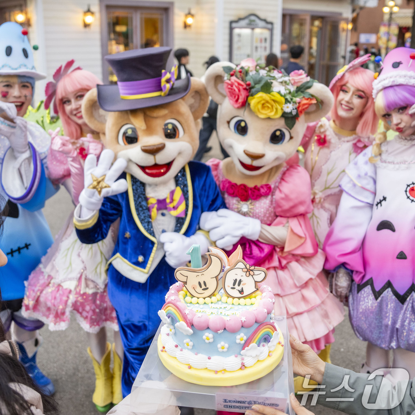 (서울=뉴스1) = 에버랜드는 마스코트인 레니와 라라 캐릭터 탄생 10주년을 맞아 15일 가든테라스 레스토랑에서 고객들과 함께 생일파티를 진행했다고 밝혔다.생일파티 행사는 오는 1 …