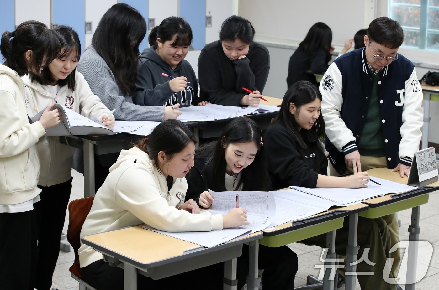 고3 수험생들이 담임교사와 함께 2025학년도 대학수학능력시험&#40;수능&#41; 가채점을 하고 있다. /뉴스1 ⓒ News1 공정식 기자