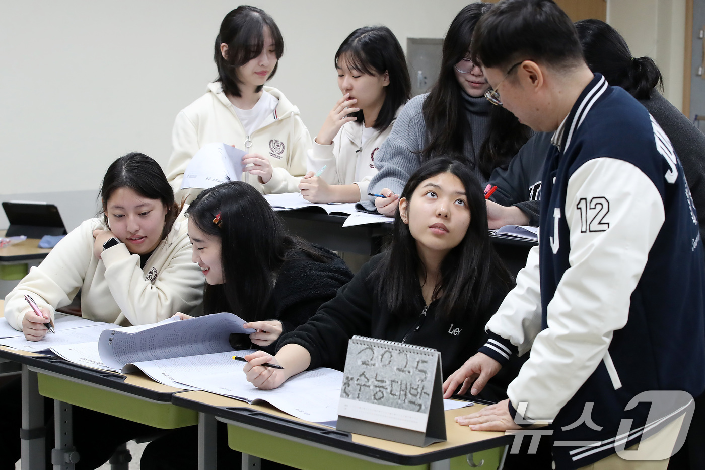 (대구=뉴스1) 공정식 기자 = 15일 오전 대구 수성구 정화여자고등학교에서 고3 수험생들이 담임교사와 함께 전날 치른 2025학년도 대학수학능력시험(수능) 가채점을 하고 있다. …