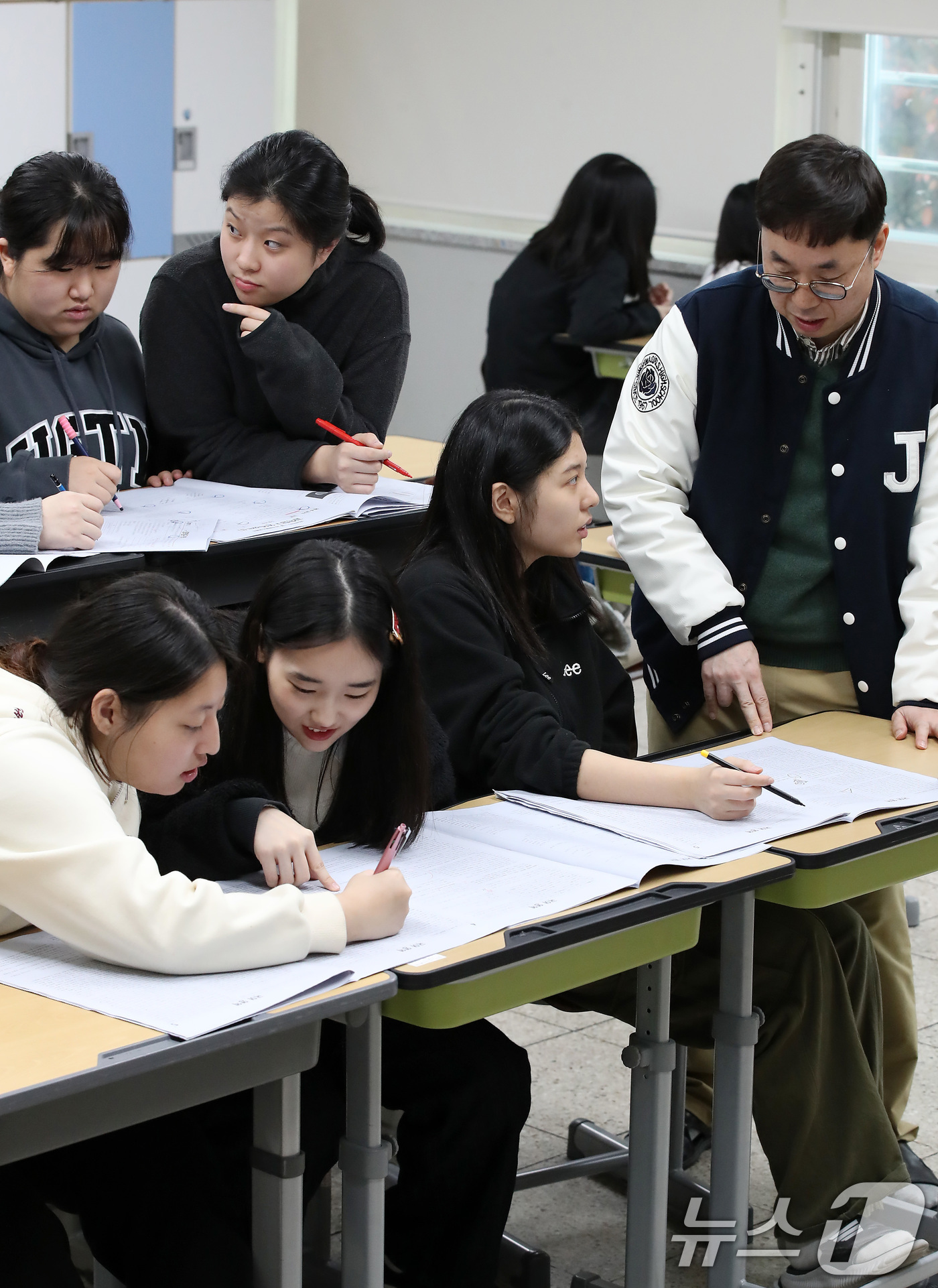 (대구=뉴스1) 공정식 기자 = 15일 오전 대구 수성구 정화여자고등학교에서 고3 수험생들이 담임교사와 함께 전날 치른 2025학년도 대학수학능력시험(수능) 가채점을 하고 있다. …