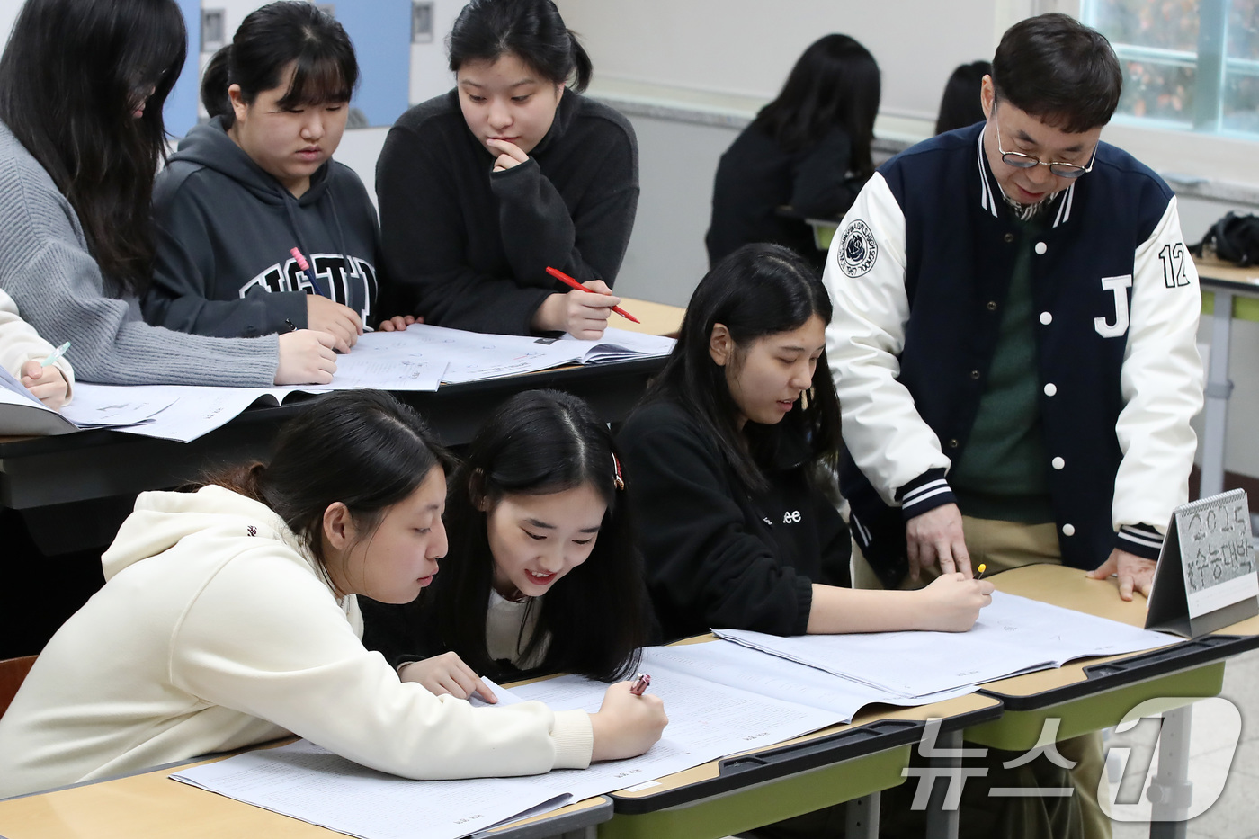 (대구=뉴스1) 공정식 기자 = 15일 오전 대구 수성구 정화여자고등학교에서 고3 수험생들이 담임교사와 함께 전날 치른 2025학년도 대학수학능력시험(수능) 가채점을 하고 있다. …