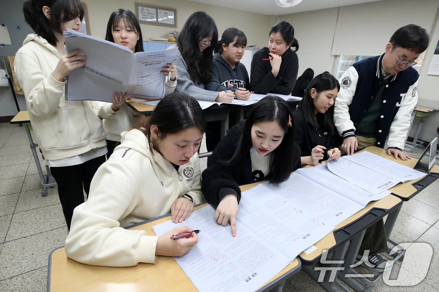 (대구=뉴스1) 공정식 기자 = 15일 오전 대구 수성구 정화여자고등학교에서 고3 수험생들이 담임교사와 함께 전날 치른 2025학년도 대학수학능력시험(수능) 가채점을 하고 있다. …