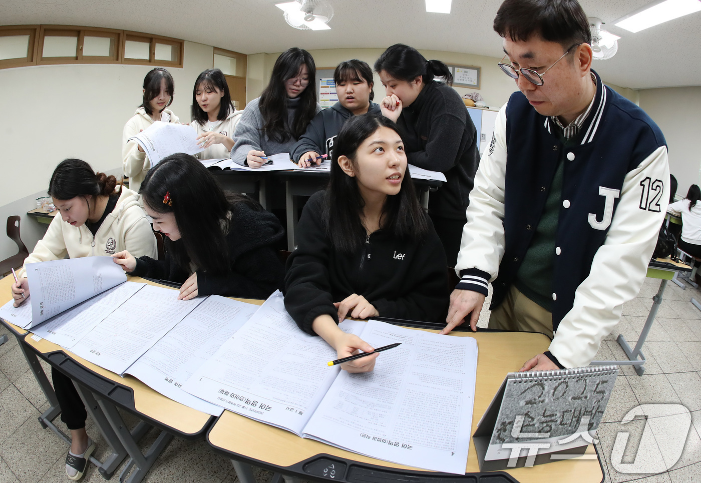 (대구=뉴스1) 공정식 기자 = 15일 오전 대구 수성구 정화여자고등학교에서 고3 수험생들이 담임교사와 함께 전날 치른 2025학년도 대학수학능력시험(수능) 가채점을 하고 있다. …