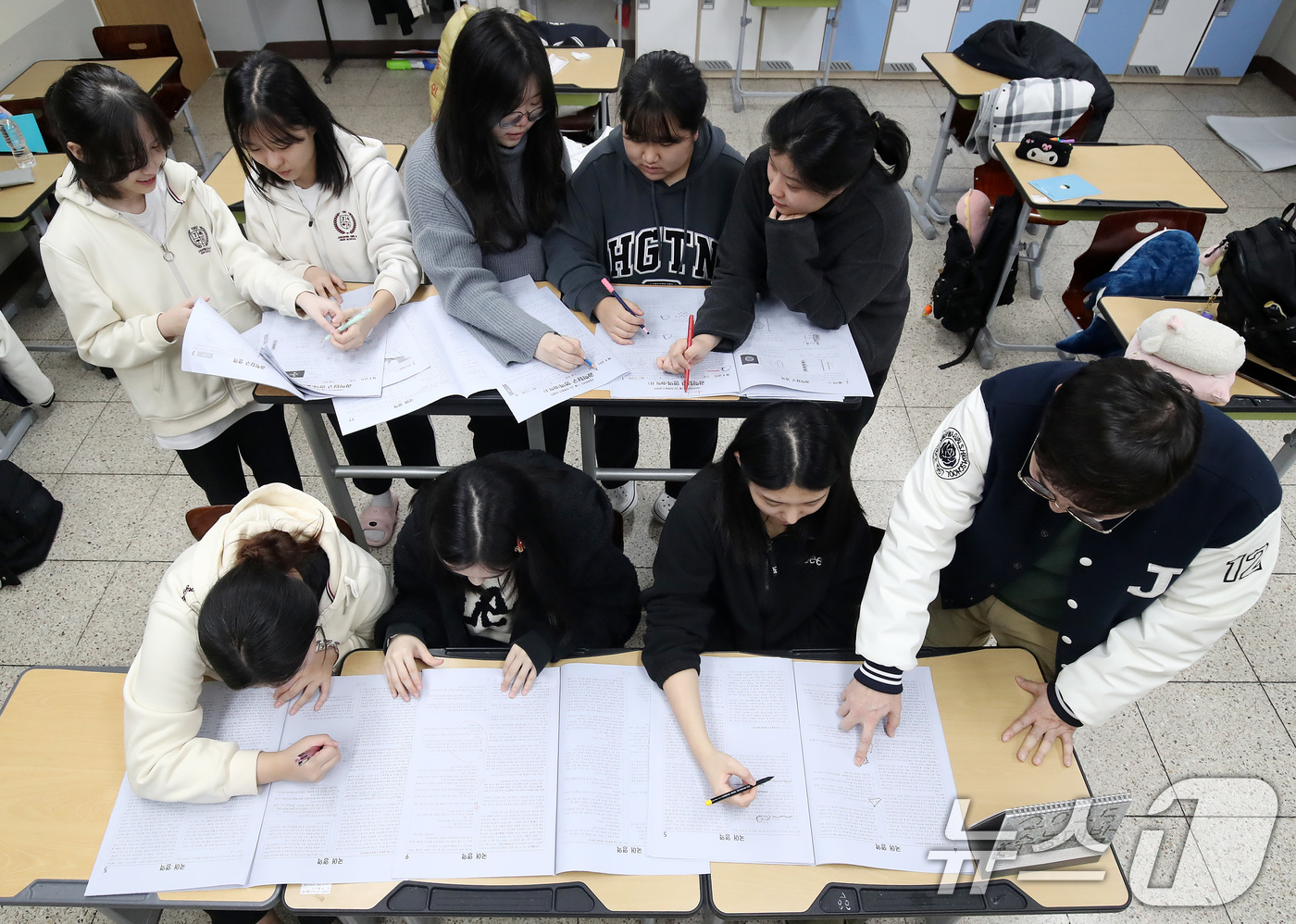 (대구=뉴스1) 공정식 기자 = 15일 오전 대구 수성구 정화여자고등학교에서 고3 수험생들이 담임교사와 함께 전날 치른 2025학년도 대학수학능력시험(수능) 가채점을 하고 있다. …