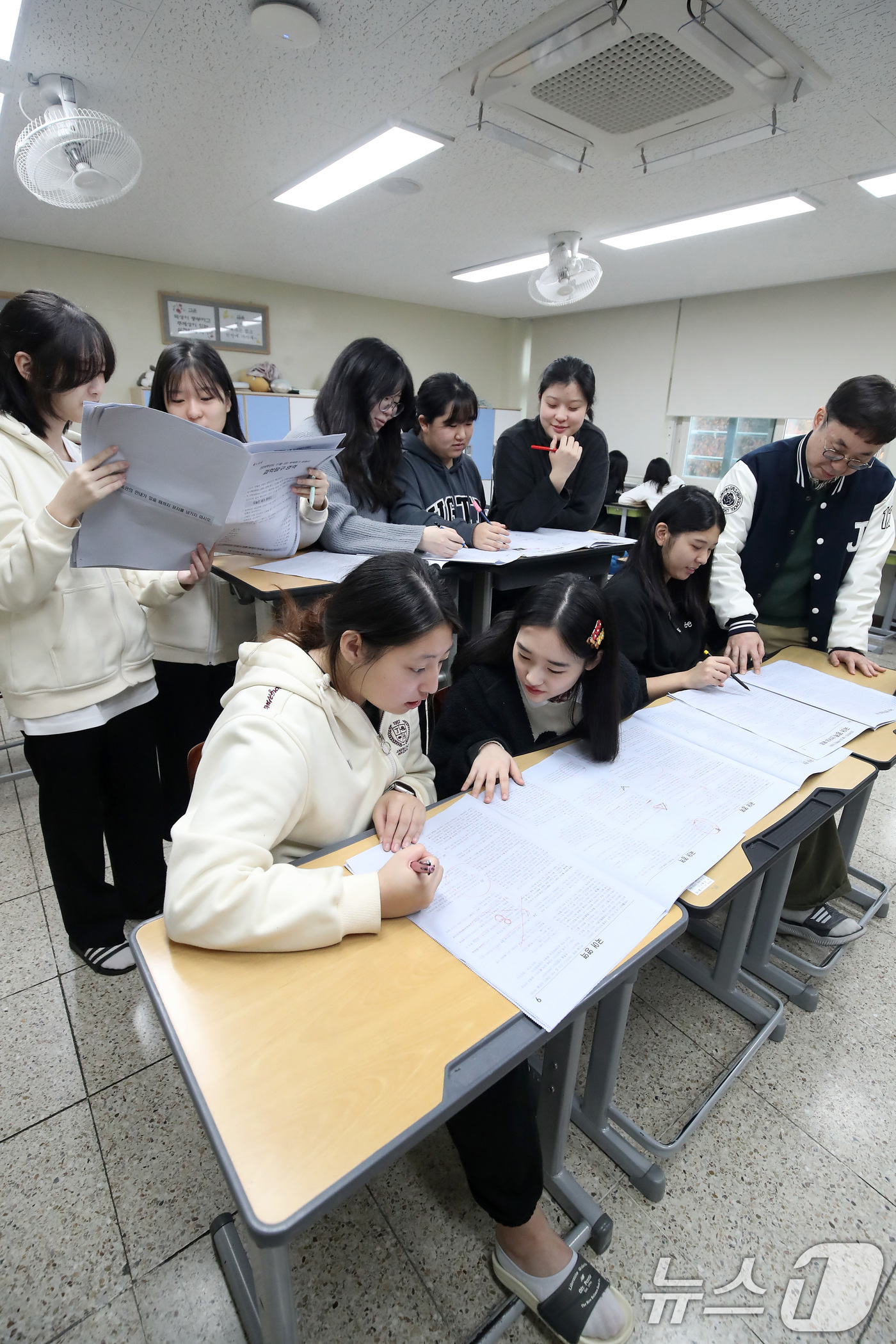 (대구=뉴스1) 공정식 기자 = 15일 오전 대구 수성구 정화여자고등학교에서 고3 수험생들이 담임교사와 함께 전날 치른 2025학년도 대학수학능력시험(수능) 가채점을 하고 있다. …