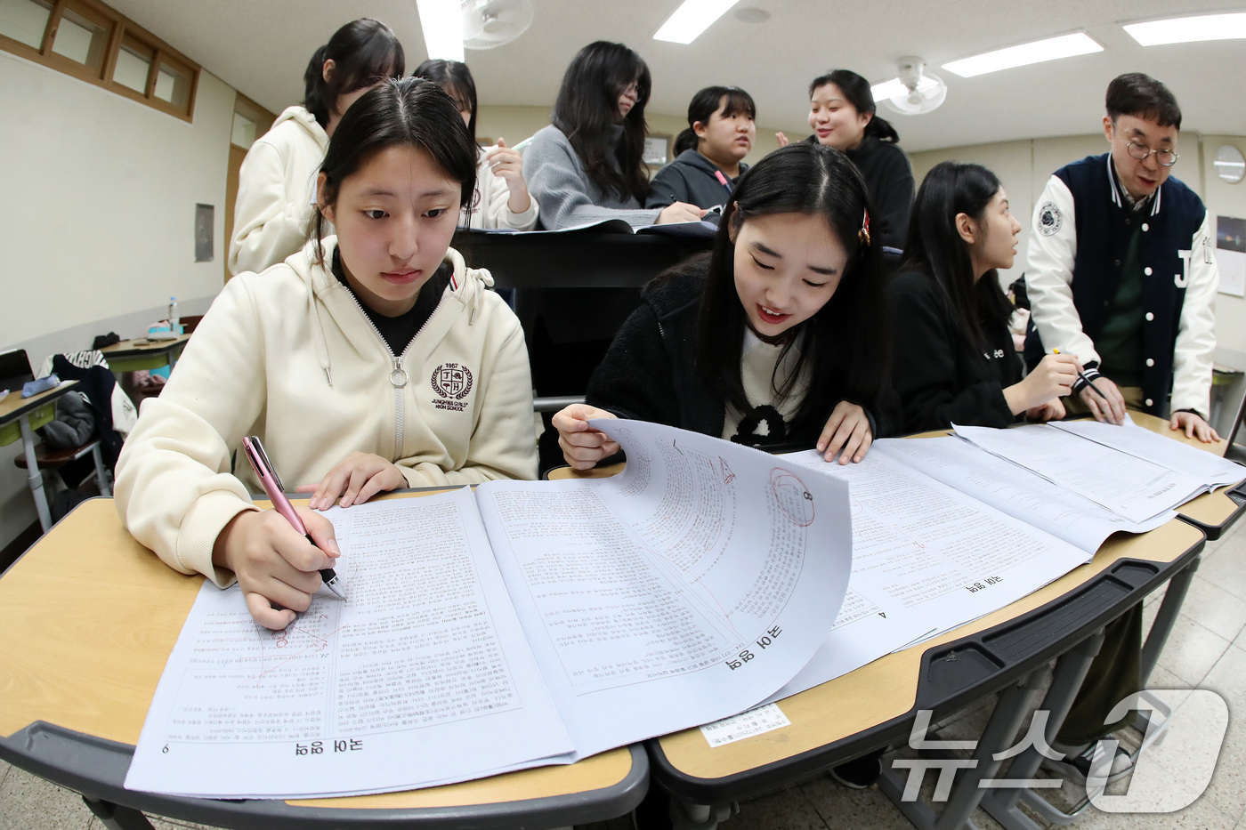 (대구=뉴스1) 공정식 기자 = 15일 오전 대구 수성구 정화여자고등학교에서 고3 수험생들이 담임교사와 함께 전날 치른 2025학년도 대학수학능력시험(수능) 가채점을 하고 있다. …