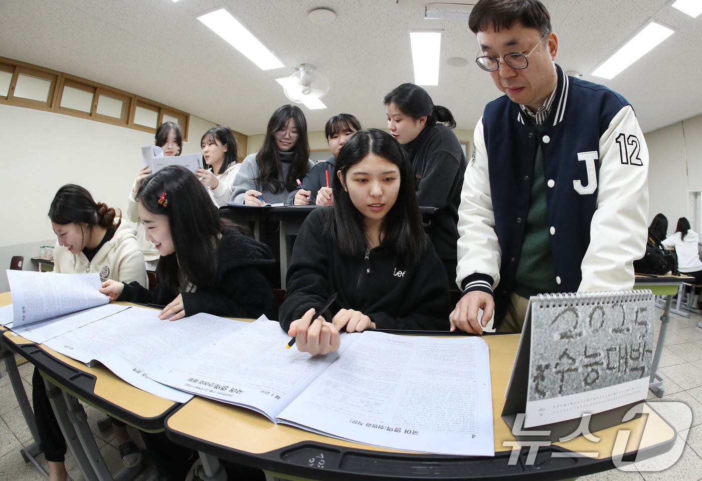 (대구=뉴스1) 공정식 기자 = 15일 오전 대구 수성구 정화여자고등학교에서 고3 수험생들이 담임교사와 함께 전날 치른 2025학년도 대학수학능력시험(수능) 가채점을 하고 있다. …