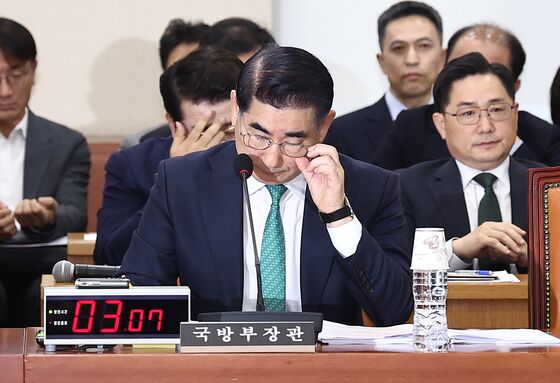 김용현 '추가 기소' 재판 시작…'구속 연장' 재판부 대면