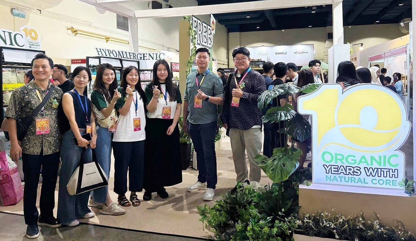 본문 이미지 - 말레이시아 펫푸드 박람회를 방문한 네츄럴코어 관계자들 (네츄럴코어 제공) ⓒ 뉴스1