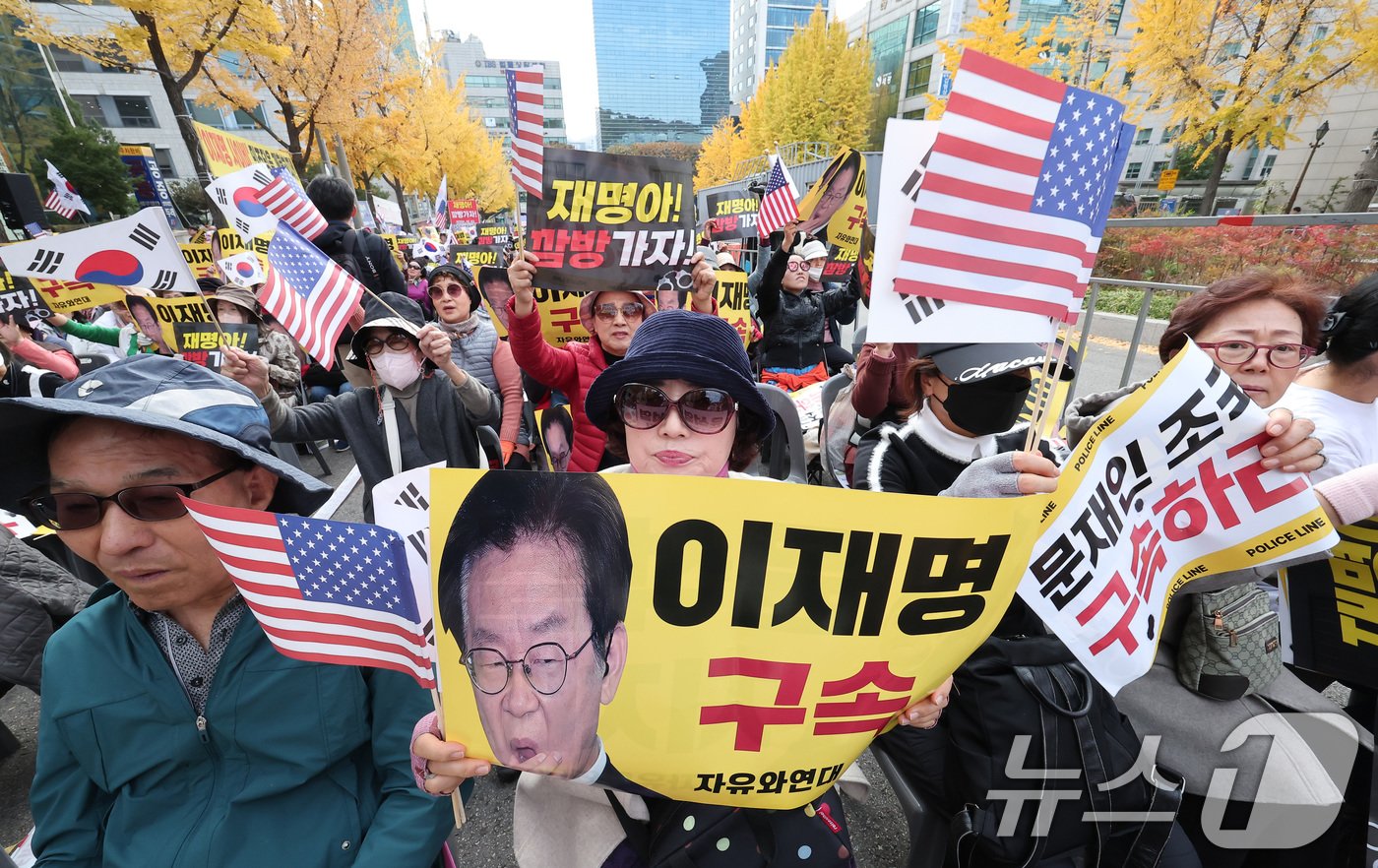 신자유연대와 자유민주국민운동 등 회원들이 15일 서울 서초구 서울중앙지방법원 앞에서 이재명 더불어민주당 대표 규탄 집회를 하고 있다. 2024.11.15/뉴스1 ⓒ News1 김성진 기자