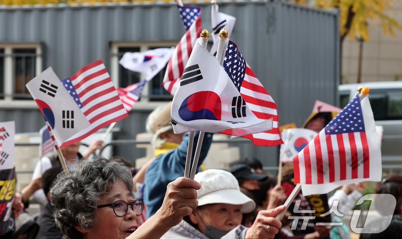 (서울=뉴스1) 김성진 기자 = 신자유연대와 자유민주국민운동 등 회원들이 15일 서울 서초구 서울중앙지방법원 앞에서 열린 이재명 더불어민주당 대표 규탄 집회에서 태극기와 성조기를 …