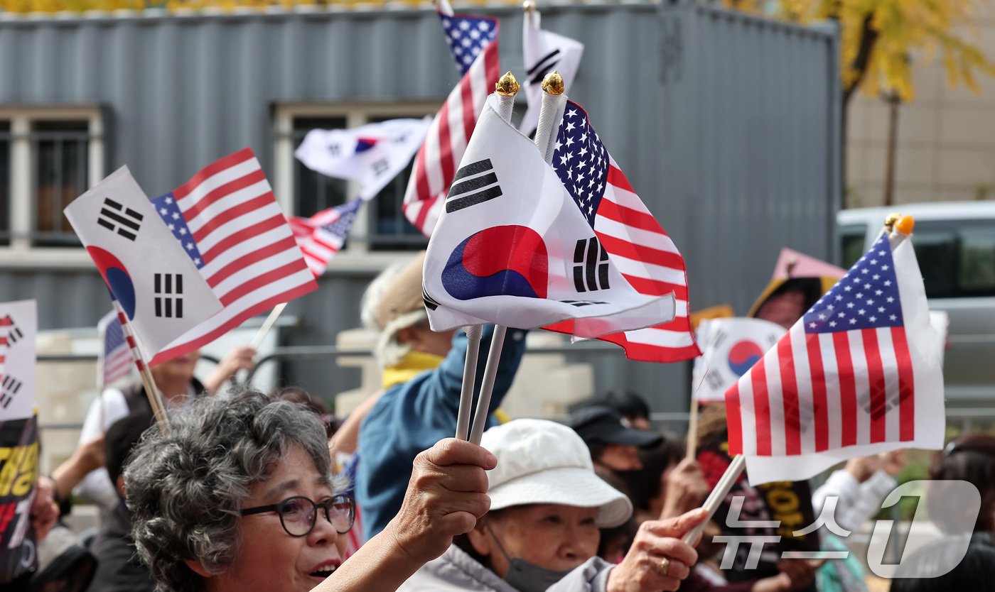 신자유연대와 자유민주국민운동 등 회원들이 15일 서울 서초구 서울중앙지방법원 앞에서 열린 이재명 더불어민주당 대표 규탄 집회에서 태극기와 성조기를 흔들고 있다. 2024.11.15/뉴스1 ⓒ News1 김성진 기자