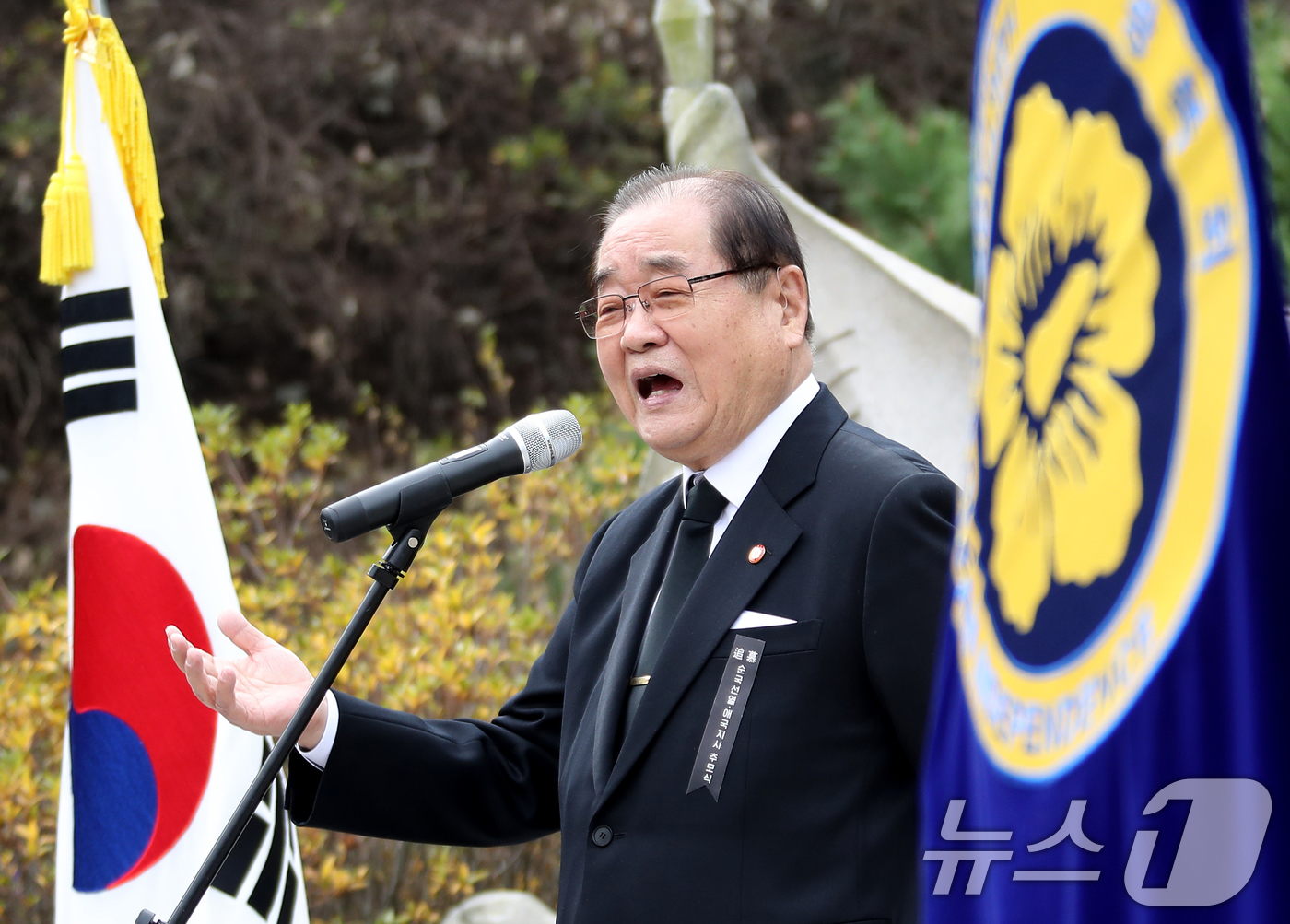 (서울=뉴스1) 권현진 기자 = 이종찬 광복회장이 15일 서울 동작구 국립서울현충원 임시정부요인묘역에서 열린 ‘순국선열의날 순국선열·애국지사 추모식’에 참석해 추도사 전 국가보훈부 …