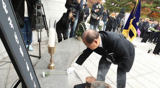 헌화하는 이종찬 광복회장