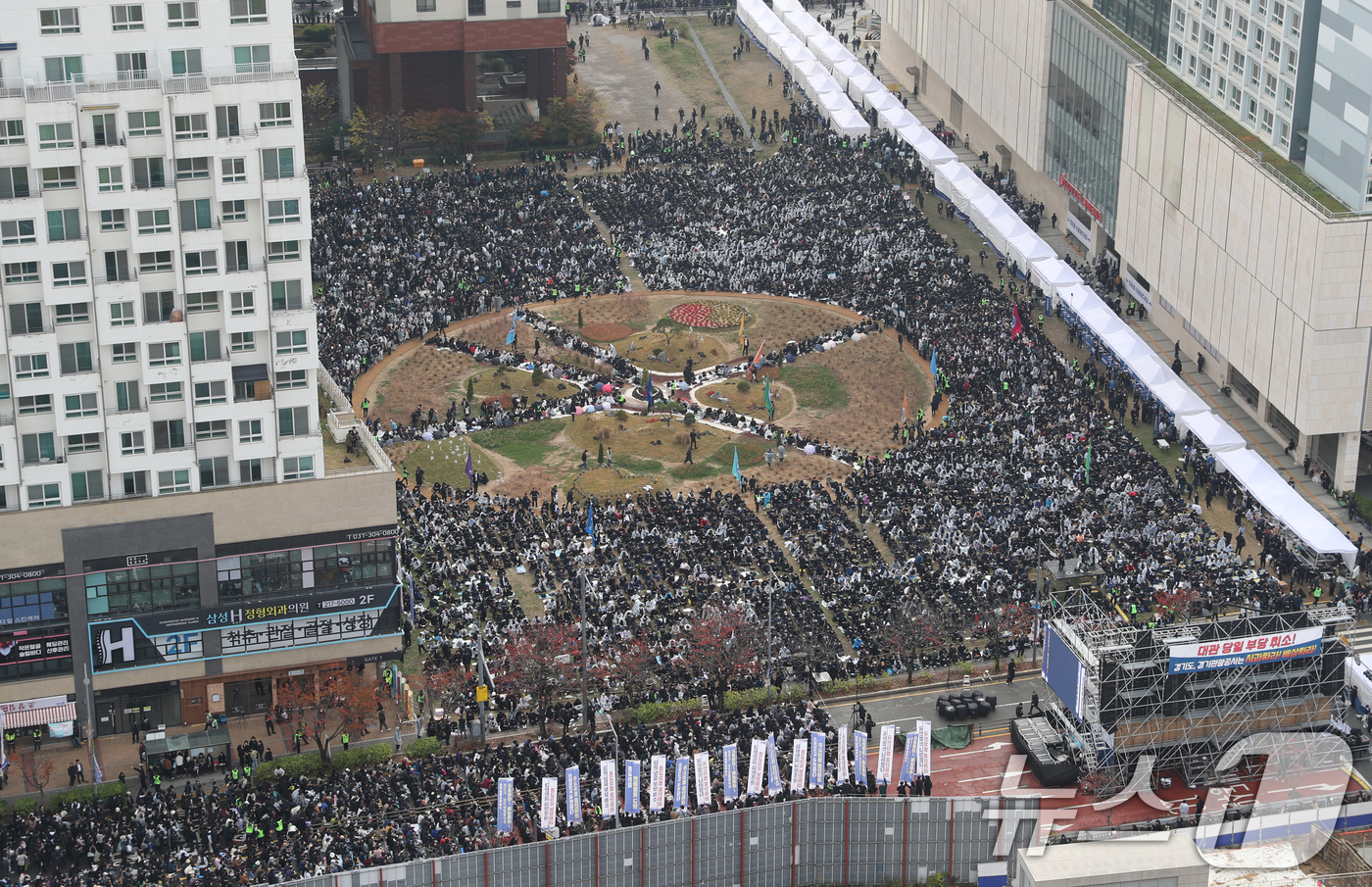 (수원=뉴스1) 김영운 기자 = 15일 경기 수원시 영통구 경기도청 앞에서 신천지예수교회 신도들이 지난달 30일 파주 임진각 평화누리에서 열릴 예정이던 3만여 명 규모 행사의 대관 …