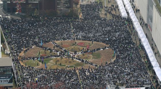 경기도청 앞으로 모인 신천지 신도들