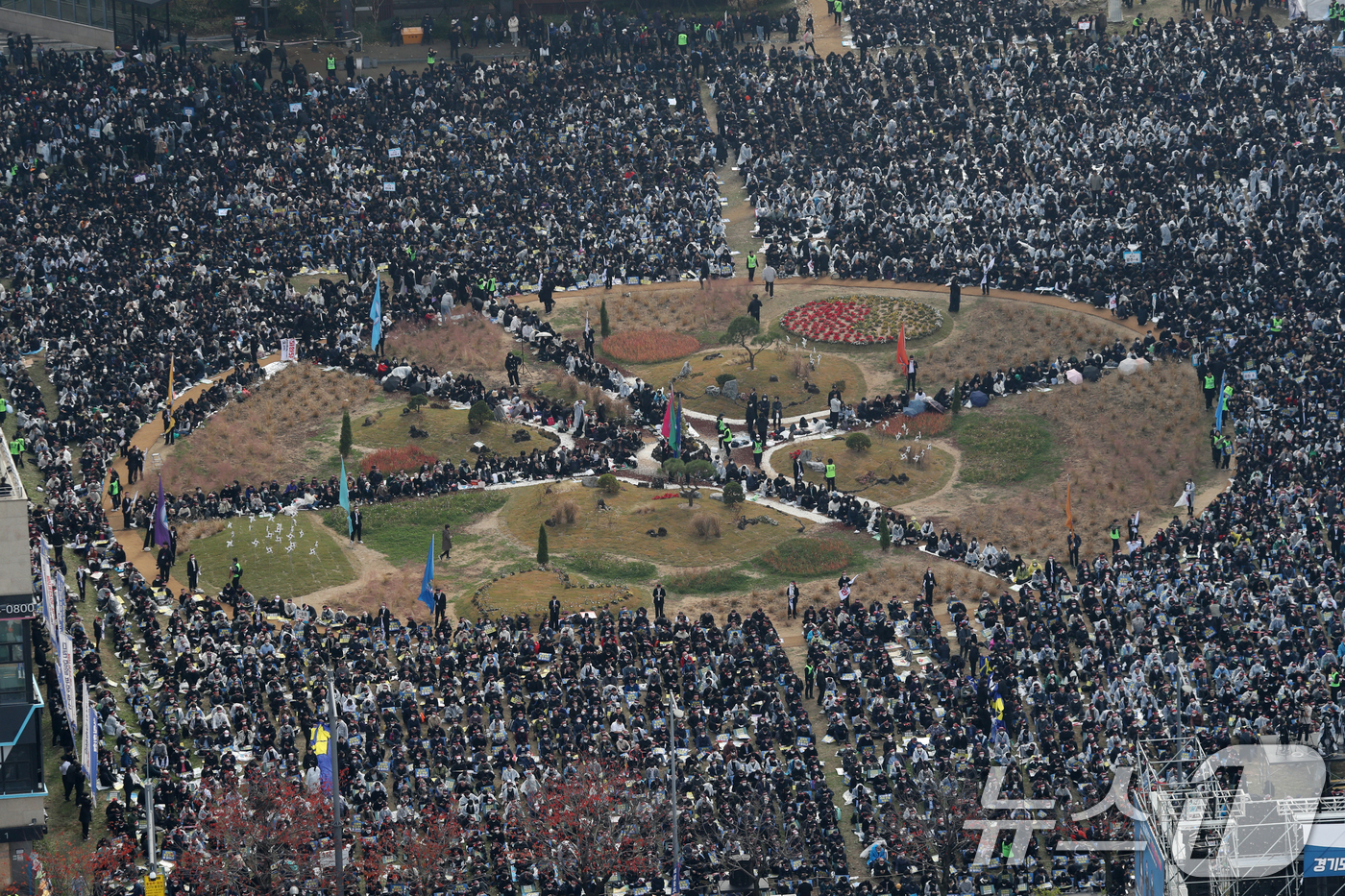 (수원=뉴스1) 김영운 기자 = 15일 경기 수원시 영통구 경기도청 앞에서 신천지예수교회 신도들이 지난달 30일 파주 임진각 평화누리에서 열릴 예정이던 3만여 명 규모 행사의 대관 …