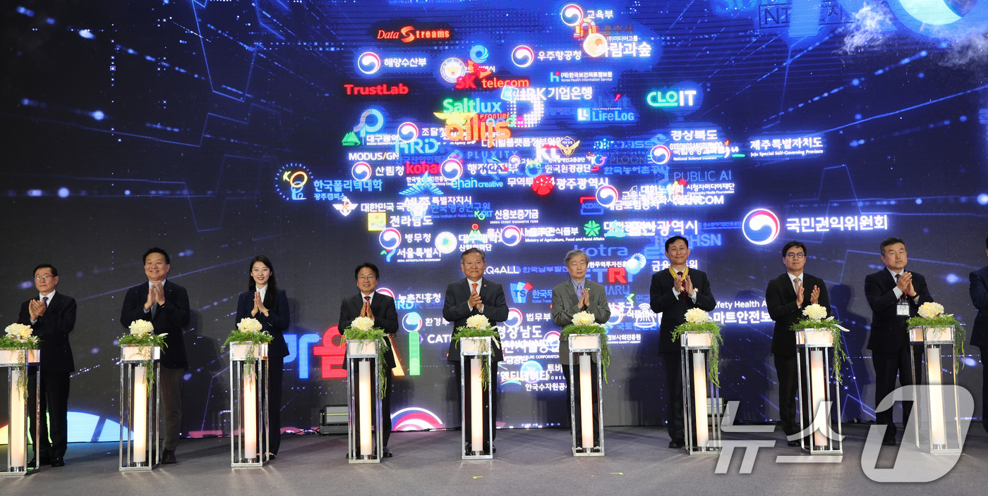 (광주=뉴스1) 김태성 기자 = 15일 광주 김대중컨벤션센터에서 열린 2024 대한민국 정부박람회 대국민 보고회에서 이상민 행안부 장관이 김창경 디지털플랫폼 정부위원회 위원장, 강 …