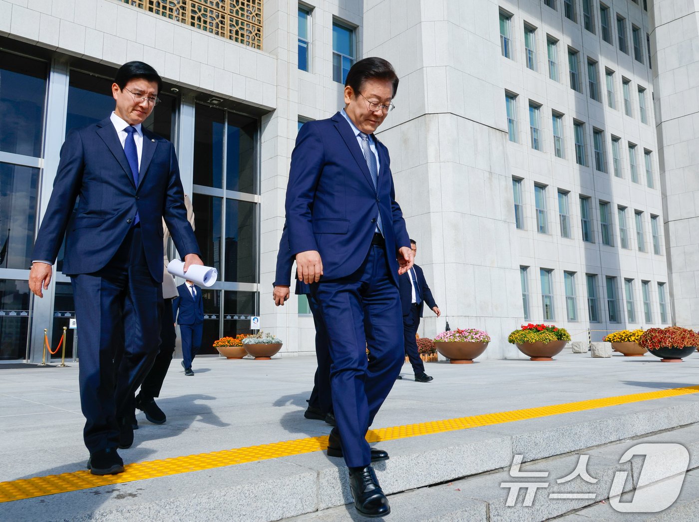 본문 이미지 - 공직선거법 위반 혐의 1심 선고를 앞둔 이재명 더불어민주당 대표가 15일 서울 여의도 국회를 나서 차량으로 향하고 있다. 2024.11.15/뉴스1 ⓒ News1 안은나 기자