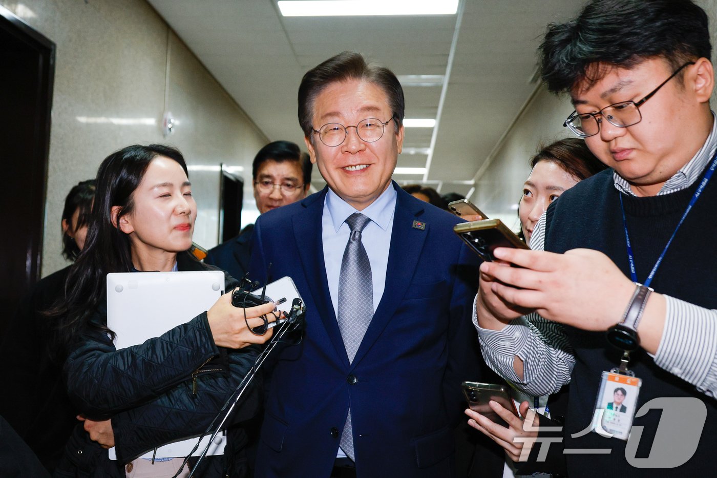 공직선거법 위반 혐의 1심 선고를 앞둔 이재명 더불어민주당 대표가 15일 서울 여의도 국회 당대표실을 나서며 취재진 질문에 답하고 있다. 2024.11.15/뉴스1 ⓒ News1 안은나 기자