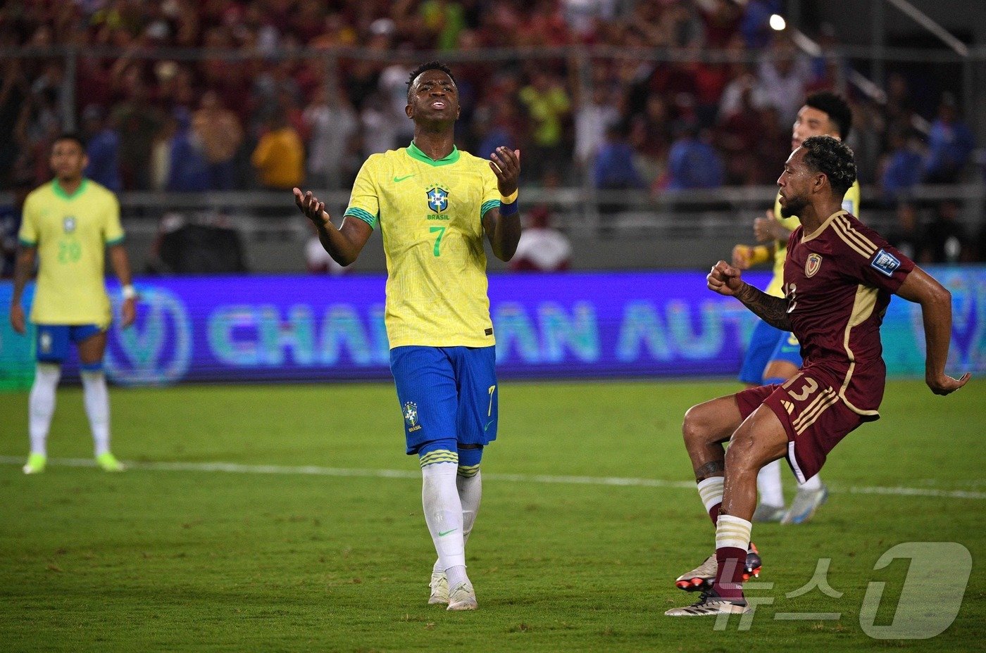 본문 이미지 -  비니시우스 주니오르(7번)가 15일(한국시간) 열린 베네수엘라와 2026 북중미 월드컵 남미 예선 원정 경기에서 후반 17분 페널티킥을 실축한 뒤 아쉬워하고 있했다. ⓒ AFP=뉴스1