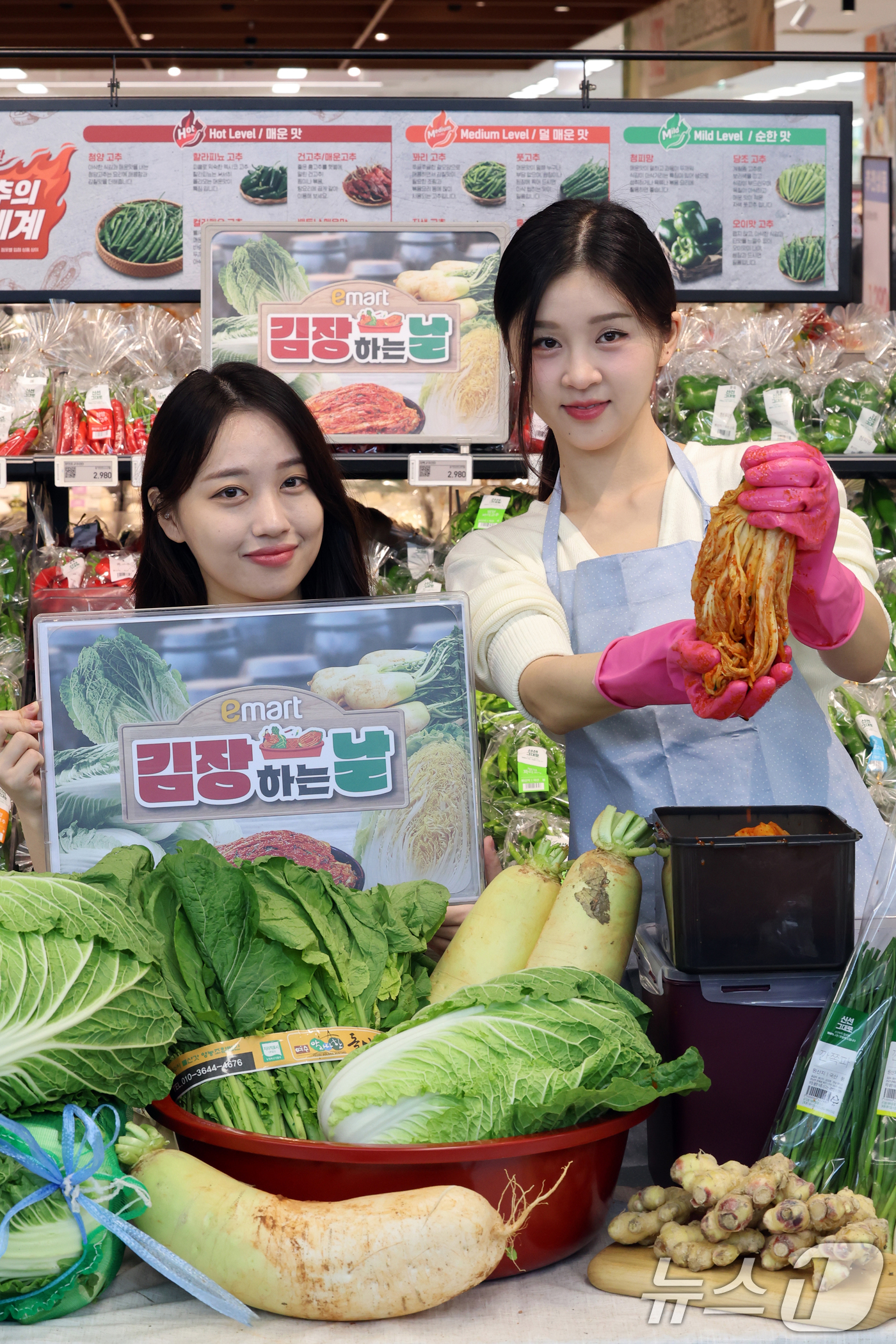 (서울=뉴스1) 황기선 기자 = 15일 서울 용산구 이마트 용산점에서 모델들이 김장 주재료 및 부재료를 파격가에 할인하는 '김장대전'을 소개하고 있다. 2024.11.15/뉴스1