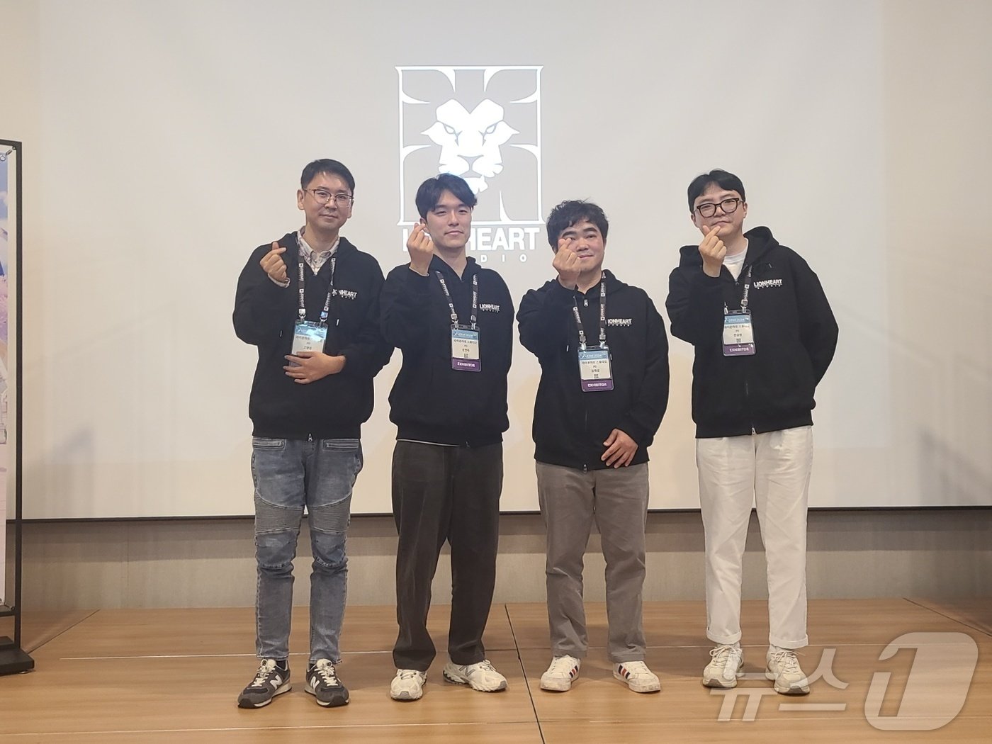 본문 이미지 - 왼쪽부터 &#39;발할라 서바이벌&#39; 고영준 PD, &#39;프로젝트C&#39; 윤현태 PD, &#39;프로젝트S&#39; 김재섭 PD, &#39;프로젝트Q&#39; 한상원 PD가 기자간담회를 마친 후 기념사진을 찍고 있다.