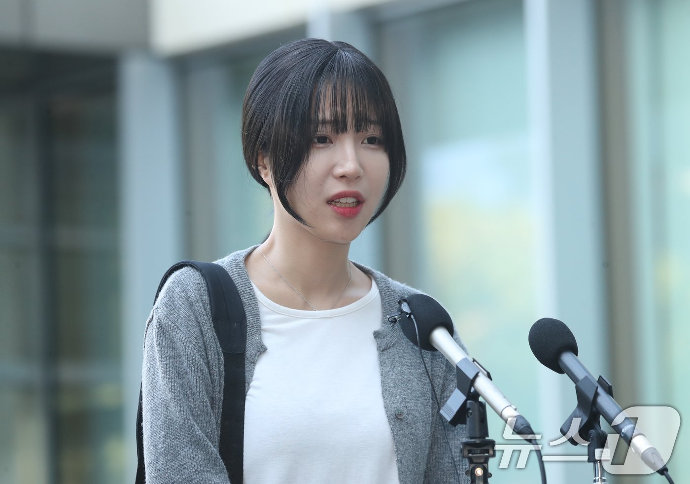 본문 이미지 - 먹방 유튜버 &#39;쯔양&#39;&#40;박정원&#41;이 15일 경기 수원시 영통구 수원지방법원에서 입장 표명을 하고 있다.. 2024.11.15/뉴스1 ⓒ News1 김영운 기자