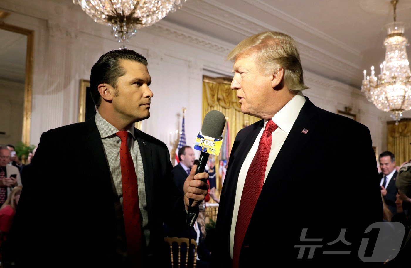 본문 이미지 - 2017년 4월 6일 도널드 트럼프 미국 대통령이 워싱턴DC 백악관에서 당시 폭스 앤 프렌즈 공동 진행자로 활동한 2기 행정부 초대 국방장관 지명자인 피트 헤그세스와 인터뷰 하고 있는 모습. ⓒ 로이터=뉴스1 ⓒ News1 류정민 특파원