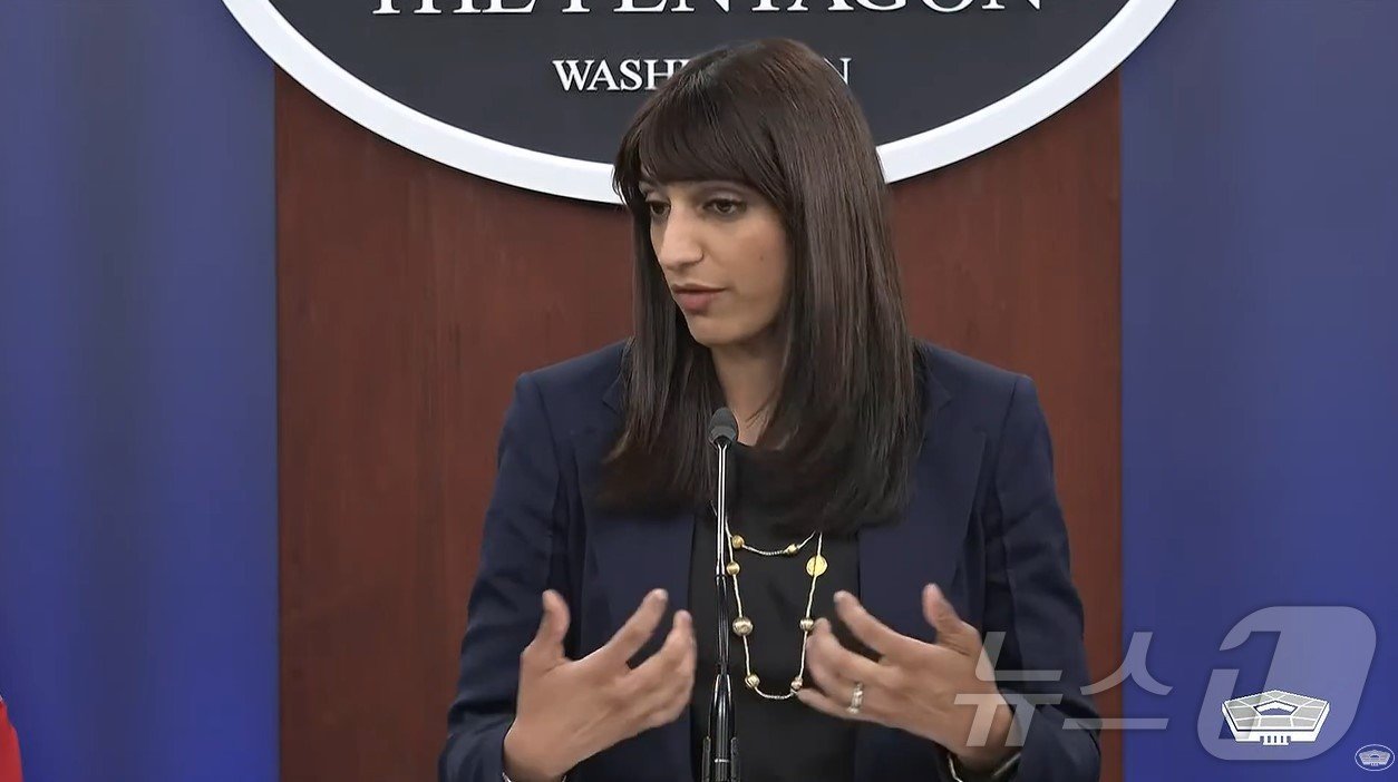 본문 이미지 - 14일&#40;현지시간&#41; 사브리나 싱 미국 국방부 부대변인이 도널드 트럼프 대통령 당선인 인수팀이 &#39;전례 없는&#39; 대규모 군 지휘관 해고 명단을 작성 중이라는 보도와 관련해 견해를 묻는 질문에 &#39;군 시스템에 부담을 줄 수 있다&#39;라며 우려를 표명하고 있다.