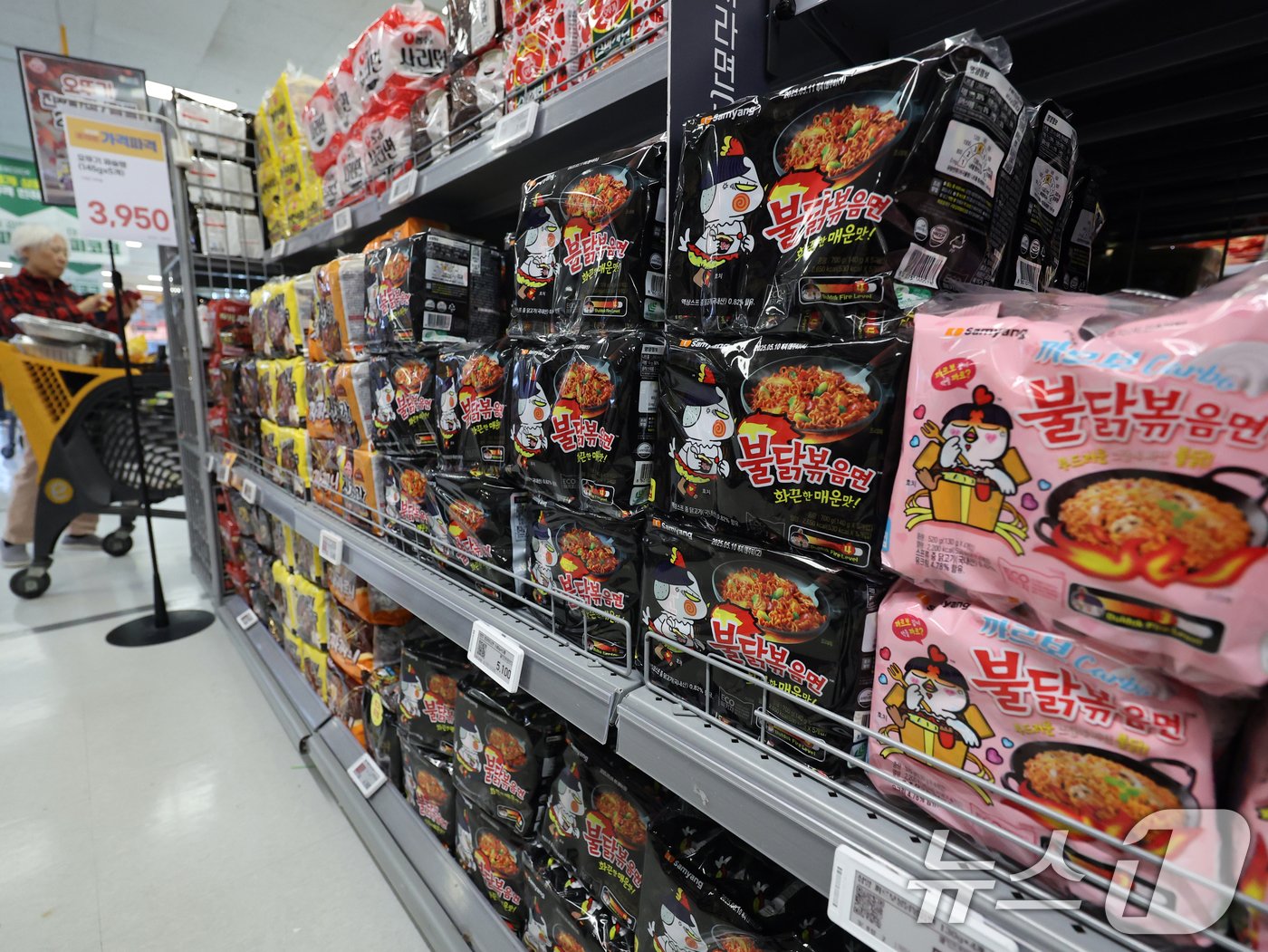 본문 이미지 - 사진은 이날 서울시내 대형마트에 진열된 &#39;불닭볶음면&#39;. 2024.11.15/뉴스1 ⓒ News1 황기선 기자