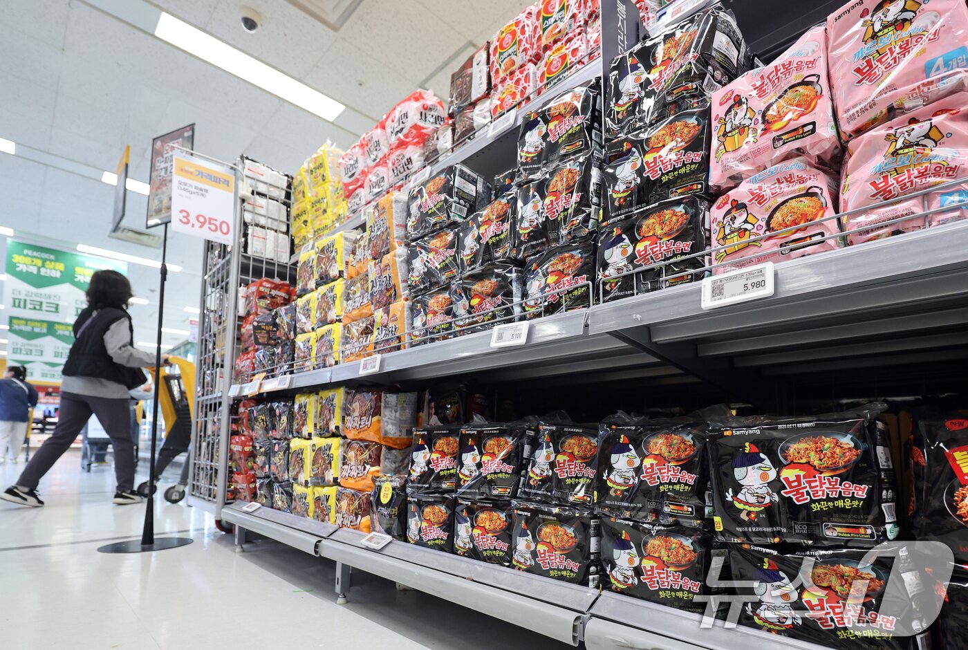 본문 이미지 - 서울시내 대형마트에 진열된 &#39;불닭볶음면&#39;./뉴스1 ⓒ News1 황기선 기자